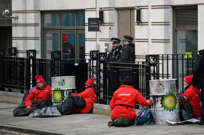 Greenpeace bloque le siège de BP pour l