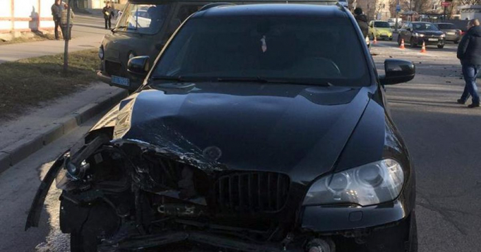 Mühafizəçi “BMW”ni qaçırıb qəza törətdi