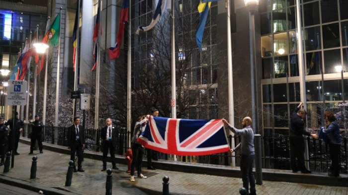 Britaniya bayrağı Aİ-nin salonundan çıxarıldı -  VİDEO 