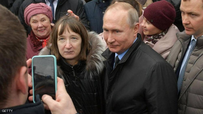 بوتن والسيدة الروسية.. موقف "محرج جدا" بالطريق العام