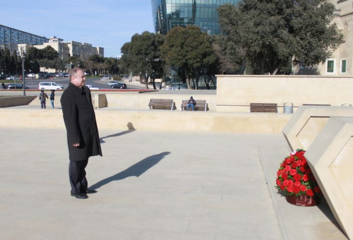   Belarussischer Botschafter besucht das Denkmal für Hazi Aslanov  