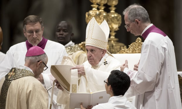 Pope Francis decides against allowing married men to become priests