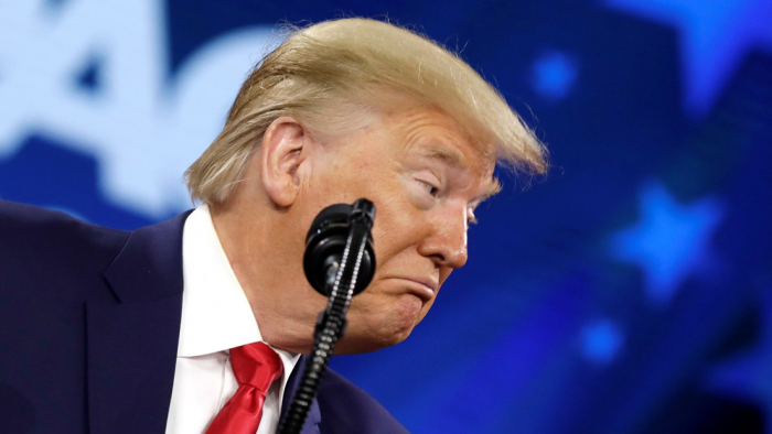   VIDEO  : Trump se burla de la estatura de "Mini Mike" Bloomberg agachándose detrás del podio