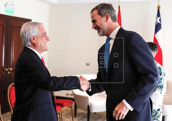 Felipe VI cierra su viaje a Uruguay felicitando al nuevo presidente del país