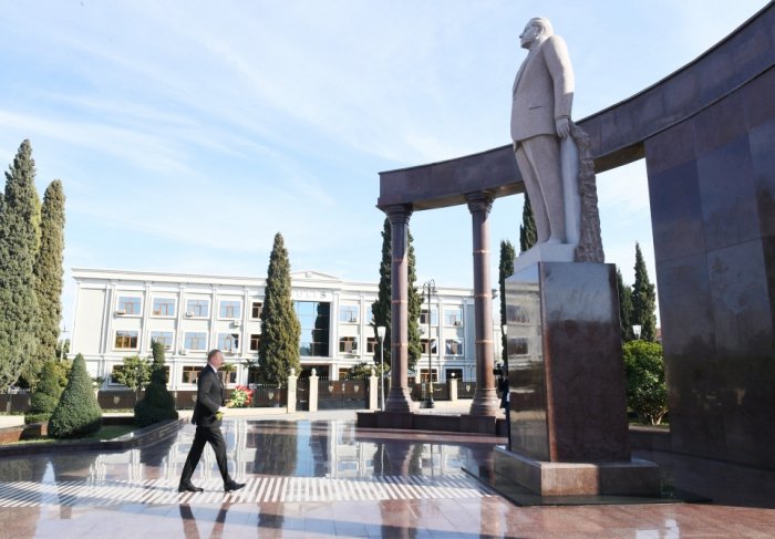  El presidente Ilham Aliyev llega al distrito de Shamkir 