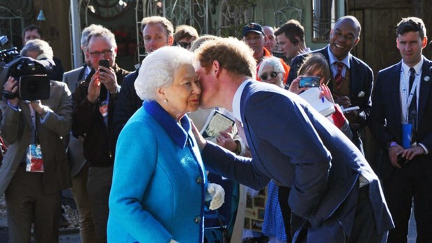 La Reina Isabel II se reúne con el Príncipe Harry durante cuatro horas