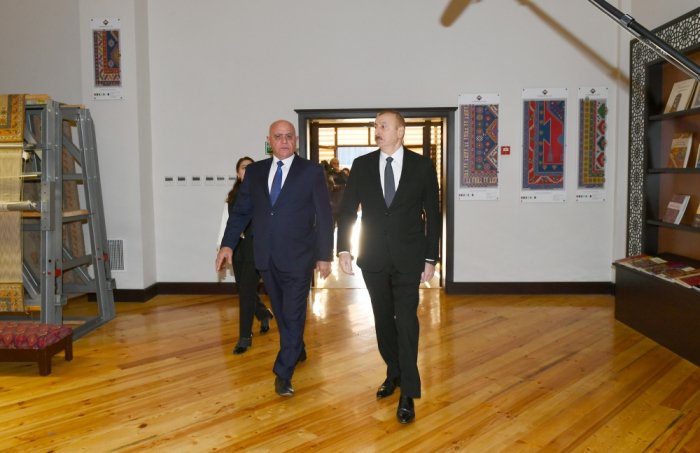  Ilham Aliyev visita la sucursal de Agstafa de "Azerkhalcha" 