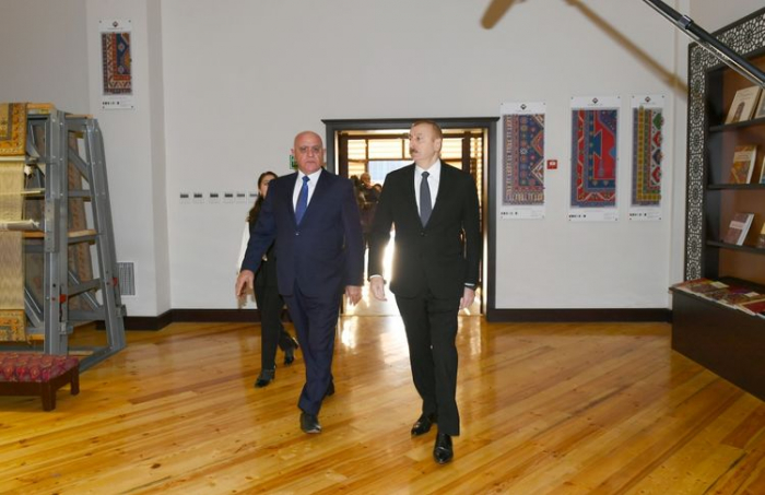   Präsident Ilham Aliyev macht sich mit den Aktivitäten der Agstafa-Filiale der “Aserchaltscha AG“ vertraut   
