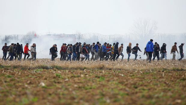 Griechische Soldaten feuern Tränengas auf Migranten an Grenze zu Türkei