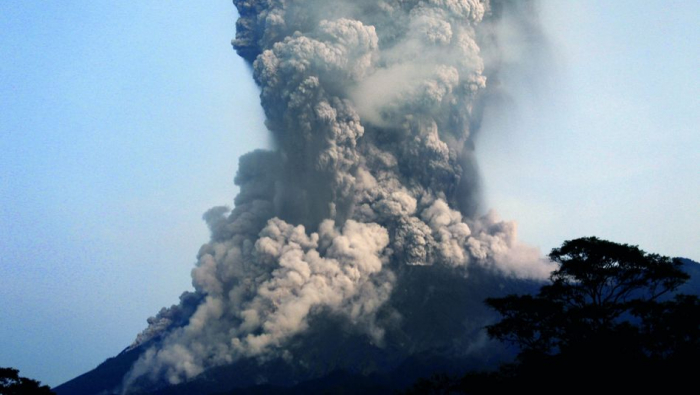 Indonesischer Vulkan spuckt 6000 Meter hohe Aschewolke aus