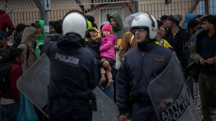 Caos y tensión entre refugiados y policías en Lesbos