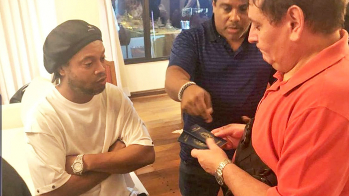  Detienen a Ronaldinho en Paraguay por viajar con pasaporte falso