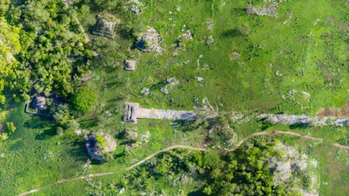 Arqueólogos hallan una gran carretera maya de 100 km