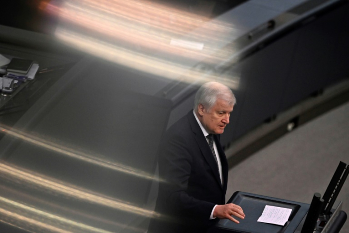 Seehofer bleibt wegen Kontakt zu möglichem Corona-Fall zunächst weiter zu Hause