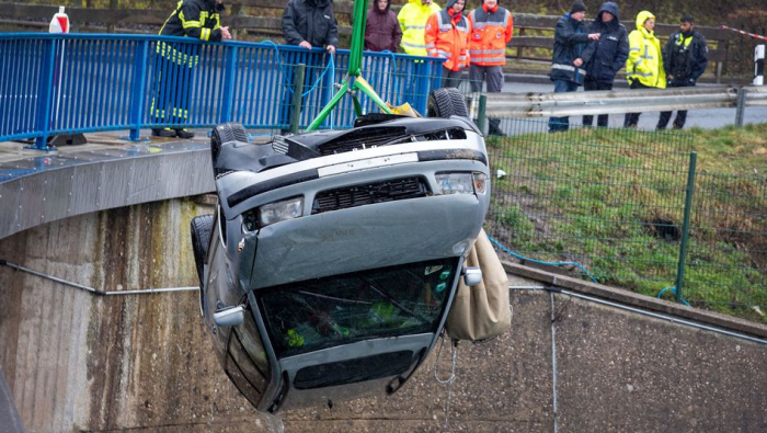 Polizeitaucher finden Leichnam in Auto