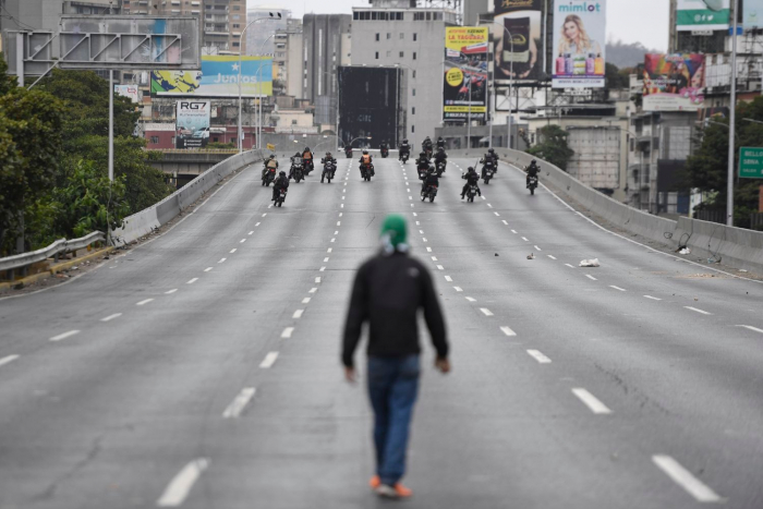 El regreso de la oposición venezolana a las calles acaba en un choque con las fuerzas chavistas