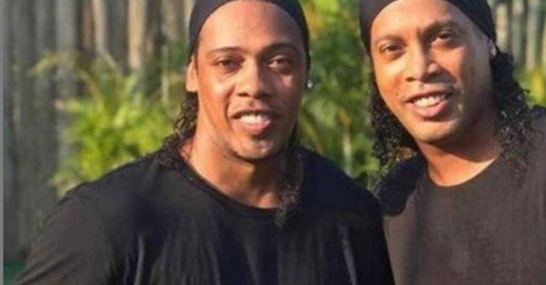 Doble de Ronaldinho se jacta del aumento de sus ganancias tras la detención del exfutbolista