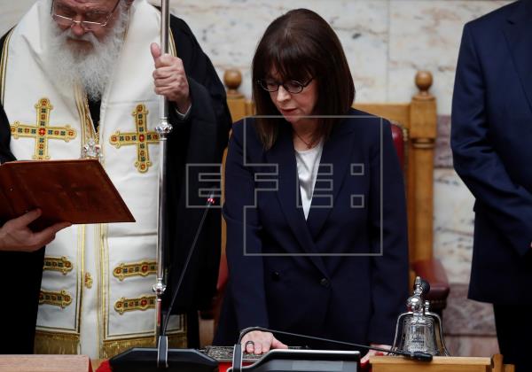 Sakelaropulu jura el cargo y ya es la primera mujer presidente de Grecia