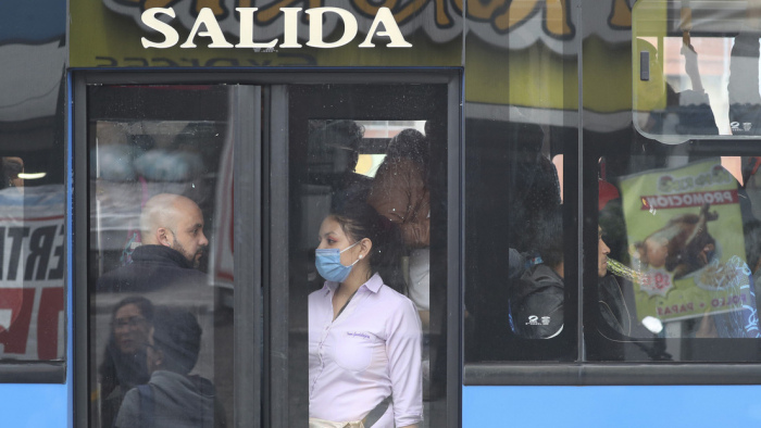 Ecuador limita la circulación de personas por el país para contener la propagación del coronavirus