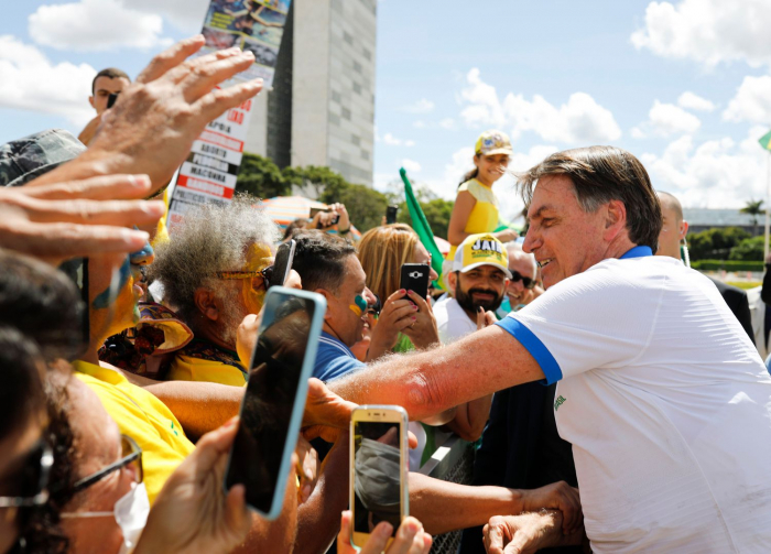 Bolsonaro ignora el aislamiento y se suma a una protesta masiva en medio de la crisis sanitaria