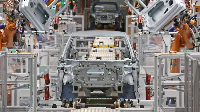  VW fährt Werke in Europa herunter  