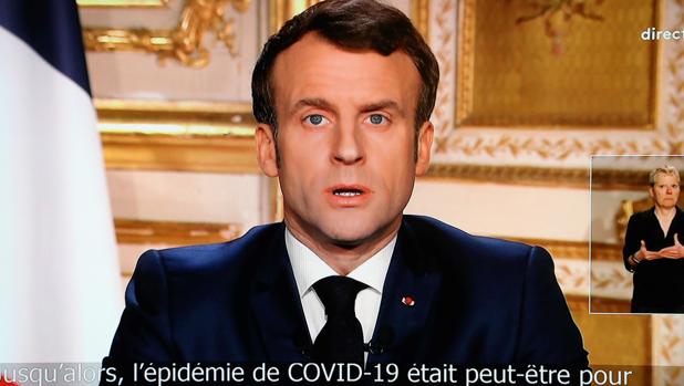 Macron pone Francia «en guerra» con el coronavirus, cierra fronteras y suspende la reforma de pensiones
