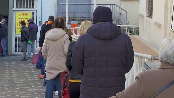   Coronavirus: Italians comply with social distancing rules outside supermarket -   NO COMMENT    