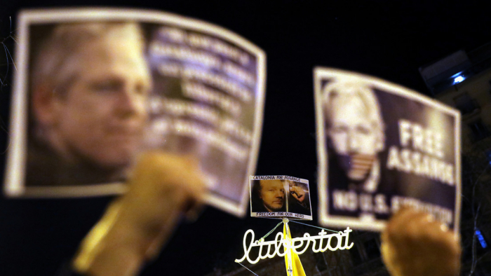 Piden liberar a Julian Assange por temor a que se contagie con coronavirus en la cárcel
