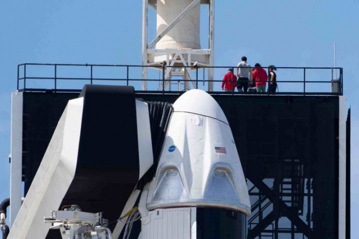 SpaceX plans first manned flight to space station in May  