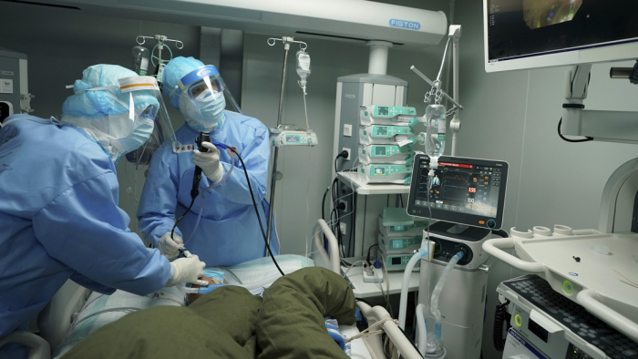 Un médico chino de 29 años fallece por un derrame cerebral tras trabajar 35 días sin descanso durante el brote de coronavirus