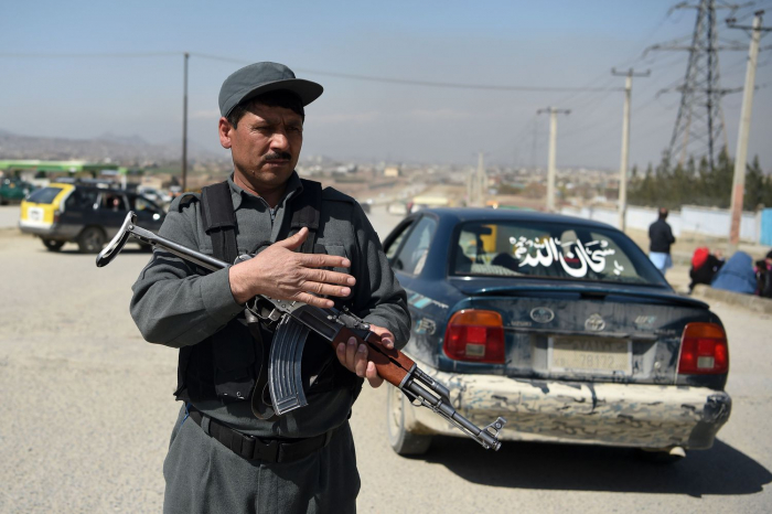 EE UU retira mil millones de dólares de ayuda a Afganistán para forzar un diálogo político