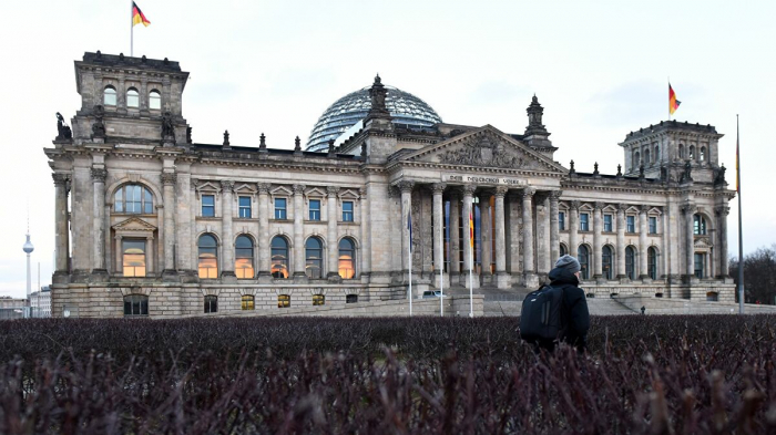 Stehende Ovationen im Bundestag für die „kleinen“ Helden des Corona-Alltags – Hilfspaket beschlossen