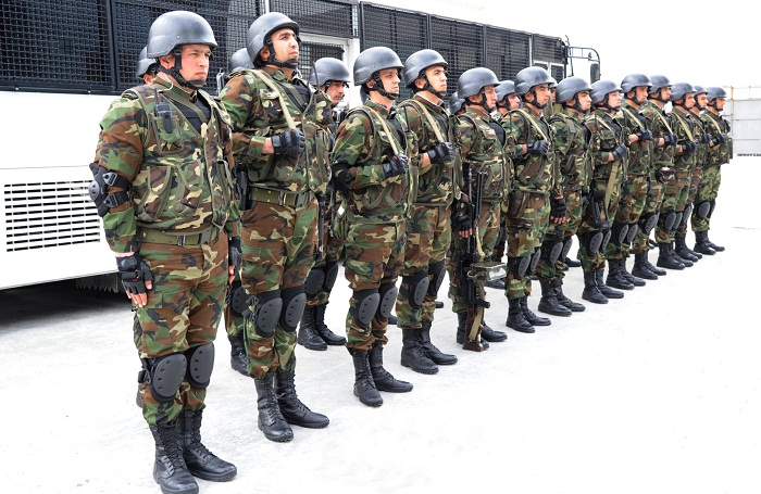   Interne Truppen wurden zusammen mit Polizei rekrutiert  