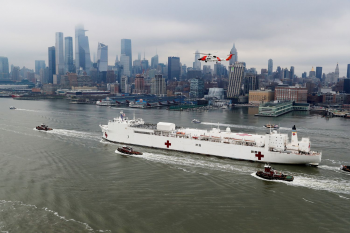 Un barco hospital con mil camas y 12 quirófanos llega a Nueva York