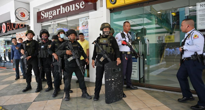وسائل إعلام: مسلح يحتجز 30 رهينة بمركز للتسوق في عاصمة الفلبين... صور+فيديو