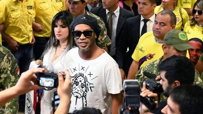اعتقال نجم الكرة البرازيلية رونالدينو بتهمة "التزوير"