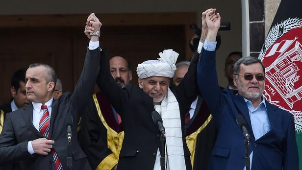 Le président afghan va libérer des taliban mais la crise politique perdure à Kaboul