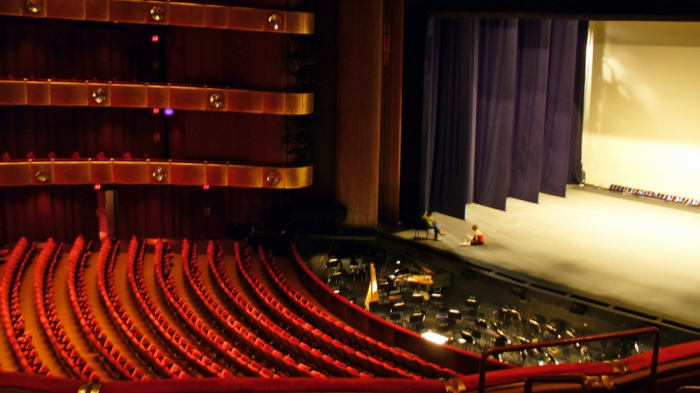   Los salones trabajos en el teatro y conciertos han sido suspendidos debido a la amenaza de propagación del coronavirus  