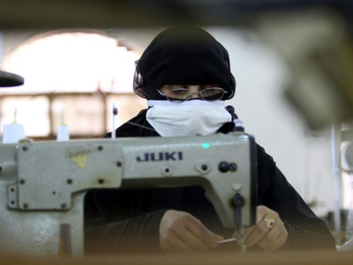Au Yémen, des femmes fabriquent des masques contre le coronavirus