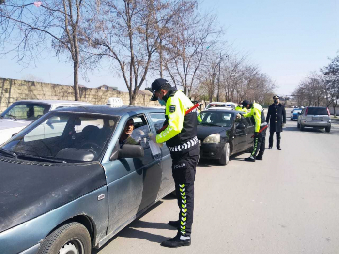 Polis sürücülərə tibbi spirt və maska payladı -   FOTOLAR     
