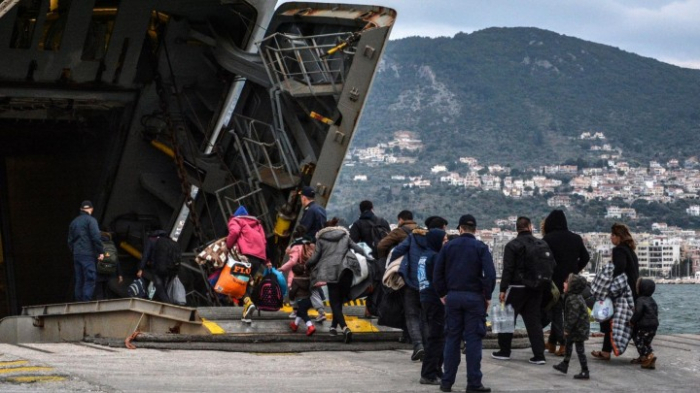 Griechenland bringt Flüchtlinge auf Marineschiff unter