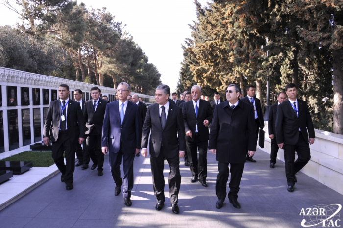  رئيس تركمانستان يزور مقبرة الشهداء 