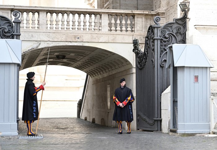 Le Vatican ferme la place et la basilique Saint-Pierre aux groupes de touristes