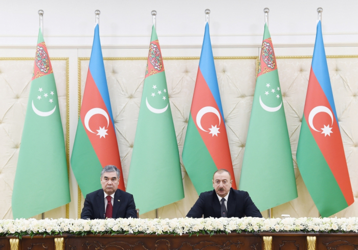   رئيسا أذربيجان وتركمانستان يدليان ببيان صحفي  