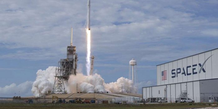 SpaceX: premier vol habité de la capsule Dragon vers l