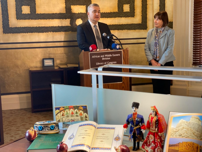   Se presentan libros azerbaiyanos a una biblioteca de fama mundial  