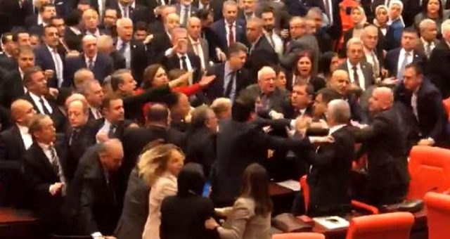 Türkiyədə deputatlar arasında dava düşüb - 