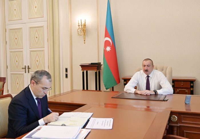   Ilham Aliyev recibe al Ministro de Economía  