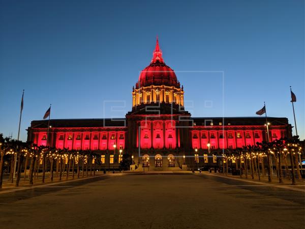 San Francisco ilumina el Ayuntamiento con la bandera de España por COVID-19