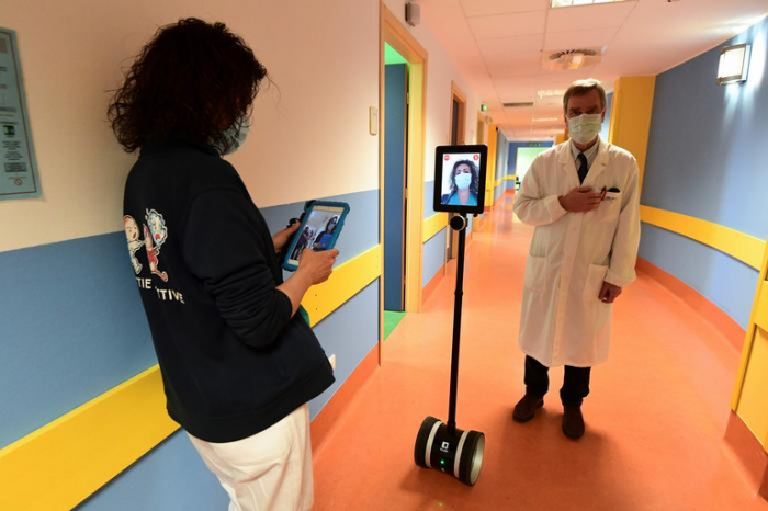 Coronavirus: en Italie, des robots au chevet des malades